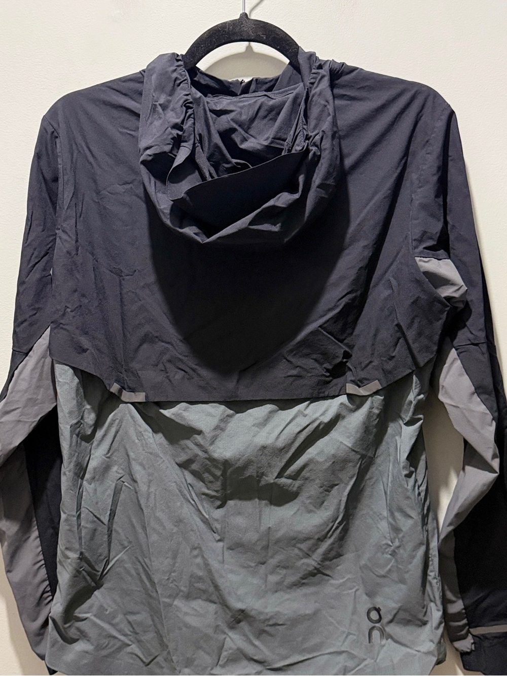 On Running Men’s  Hooded Windbreaker Jacket - Grey & Black - Picture 8 of 13